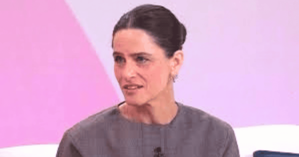 Amanda Peet Reveals ‘Weird’ Breast Cancer Symptom